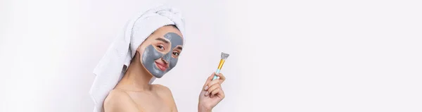 Une Femme Avec Masque Cosmétique Argile Grise Dans Une Serviette — Photo