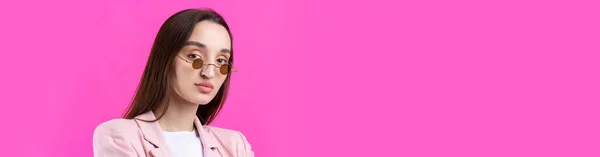 Portret Van Mooie Jonge Vrouw Roze Jas Denken Geïsoleerd Rode — Stockfoto