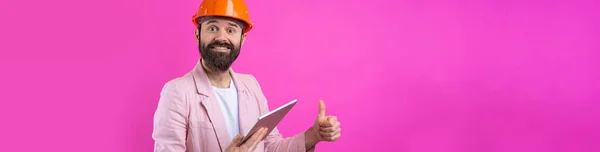 Porträtt Ung Byggingenjör Bära Orange Hatt Rosa Jacka Står Röd — Stockfoto