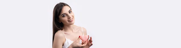 Mooie Glimlachende Vrouw Met Een Schone Huid Natuurlijke Make Witte — Stockfoto