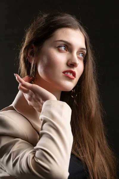 Portrét Mladé Brunetky Dlouhými Vlasy Studiu Dramatická Fotografie Tmavých Barvách — Stock fotografie