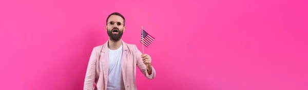 스튜디오 배경에 국기를 수염을 젊은이의 애국자 자유의 수호자 — 스톡 사진