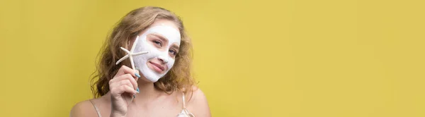 Flickan Gör Ingrepp Med Kosmetisk Mask Ansiktet — Stockfoto