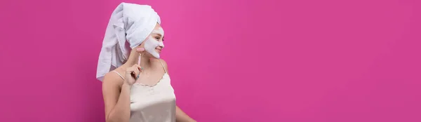 Dívka Kosmetickou Maskou Obličeji Bílém Ručníku Sedí Gauči — Stock fotografie