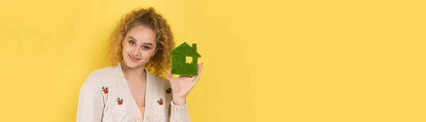 Boldog Házvásárlót Egy Fiatal Lány Kezében Egy Zöld Ház Modellje — Stock Fotó