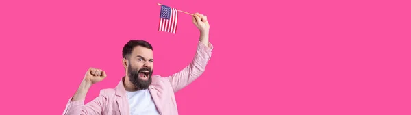 一个满意的年轻男子的画像 他的胡子上有美国国旗 背景是红色的工作室 伟大的美国爱国者和自由卫士 — 图库照片