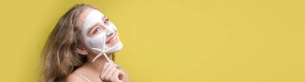 Chica Hace Procedimientos Con Una Máscara Cosmética Cara —  Fotos de Stock