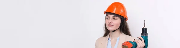 身穿橙色建筑头盔 头戴螺丝刀 头戴铁锤的女工程师 — 图库照片