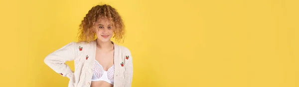 Sarı Arka Planda Dikilirken Kameraya Gülümseyen Neşeli Genç Kız — Stok fotoğraf