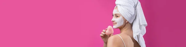 Menina Com Uma Máscara Cosmética Seu Rosto Uma Toalha Branca — Fotografia de Stock