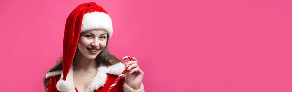 Hermosa Mujer Joven Traje Santa Claus Contra Fondo Rojo — Foto de Stock