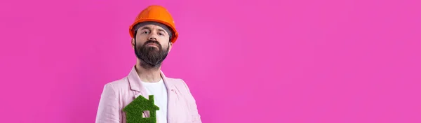 Портрет Молодого Инженера Строителя Носит Оранжевую Каску Розовой Куртке Стоящей — стоковое фото