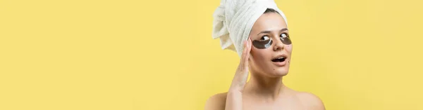 年轻漂亮的姑娘头上披着一条白毛巾 眼皮底下戴着胶原胶片 眼底面罩治疗脸 — 图库照片