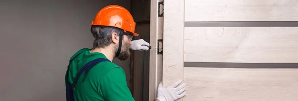Cerrajero Masculino Instala Una Puerta Apartamento Tipo Trabaja Con Destornillador — Foto de Stock