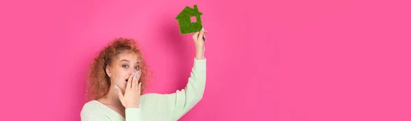 快乐的购房者 一个小女孩手里拿着一座绿色房子的模型 绿色能源 生态的概念 — 图库照片