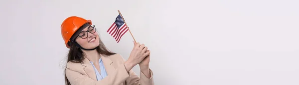 Flicka Bygghjälm Och Amerikansk Flagga Står Glad Vit Bakgrund — Stockfoto