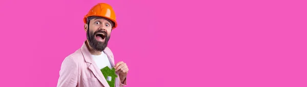 Porträtt Ung Byggingenjör Bära Orange Hatt Rosa Jacka Står Röd — Stockfoto