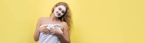 Meisje Met Een Cosmetisch Masker Haar Gezicht Een Witte Handdoek — Stockfoto