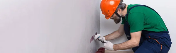 Eletricista Instala Tomadas Apartamento Cara Com Capacete Laranja Macacão Faz — Fotografia de Stock