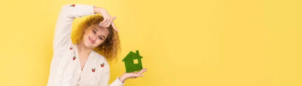 幸せな家の買い手 少女は手に緑の家の模型を持っている 緑のエネルギー 生態学の概念 — ストック写真