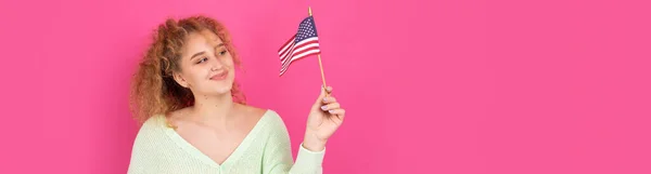 Молодая Счастливая Девушка Улыбкой Лице Держит Американский Флаг Руках Символ — стоковое фото