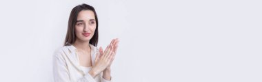 Beyaz arka planda soyutlanmış, düşünen güzel bir genç kadının portresi.