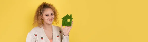 Feliz Comprador Casa Uma Jovem Tem Nas Mãos Modelo Uma — Fotografia de Stock