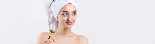 Mooi Meisje Met Dikke Wenkbrauwen Perfecte Huid Witte Achtergrond Handdoek — Stockfoto