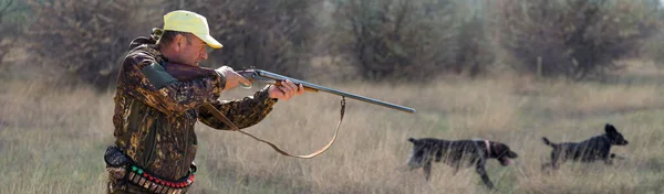 野生の鳥やゲームを求めて狩り中に銃でカモフラージュのハンター男 — ストック写真