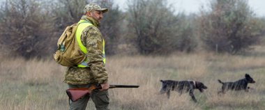 Av dönemi, sonbahar sezonu açıldı. Avcı, elinde silahla sonbahar ormanında av elbisesi içinde ganimet arıyor. Bir adam silahlı ve av köpeği avlıyor..