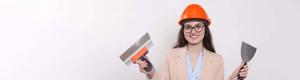 戴着橙色建筑头盔的女工程师 手上拿着白色背景的粉刷工具 — 图库照片