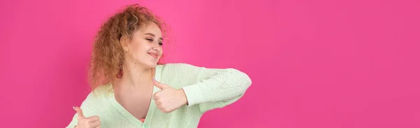 魅力的な驚きの少女のクローズアップ肖像画 ジェスチャーを親指を表示します 成功のコンセプト — ストック写真