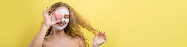 Menina Com Uma Máscara Cosmética Seu Rosto Uma Toalha Branca — Fotografia de Stock