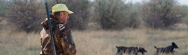 Hunter Man Kamouflage Med Pistol Jakten Vilda Fåglar Eller Vilt — Stockfoto
