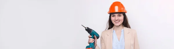 Ingenieurin Orangefarbenem Bauhelm Mit Schraubenzieher Und Hammer Auf Weißem Hintergrund — Stockfoto