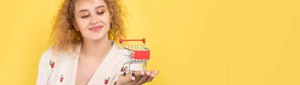 Uma Jovem Linda Encaracolada Menina Ruiva Segura Carrinho Comida Suas — Fotografia de Stock