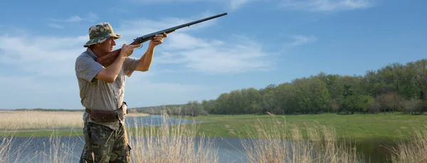 Hombre Cazador Camuflaje Con Arma Durante Caza Busca Aves Silvestres —  Fotos de Stock