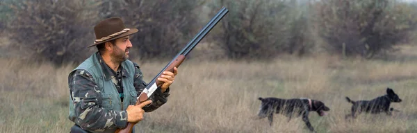 Homem Caçador Camuflagem Com Uma Arma Durante Caça Busca Pássaros — Fotografia de Stock