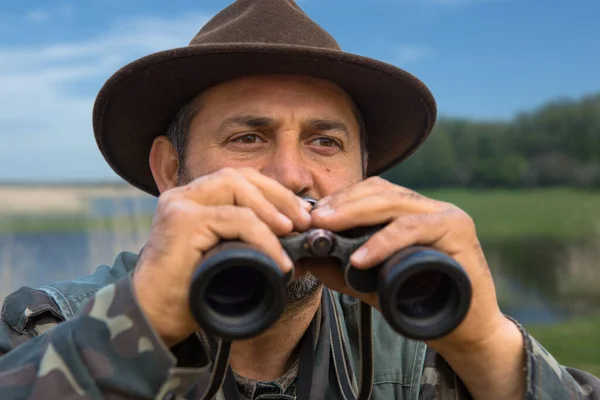 Ein Jäger Mit Hut Und Fernglas Hält Vor Dem Hintergrund — Stockfoto