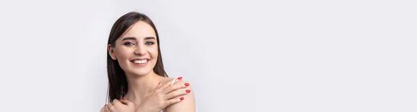 Mulher Sorridente Bonita Com Pele Limpa Maquiagem Natural Dentes Brancos — Fotografia de Stock