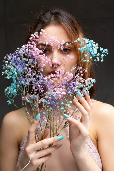 Egy Gyönyörű Szexi Elegáns Meztelen Ruhában Virágokat Tart Kezében Divat — Stock Fotó