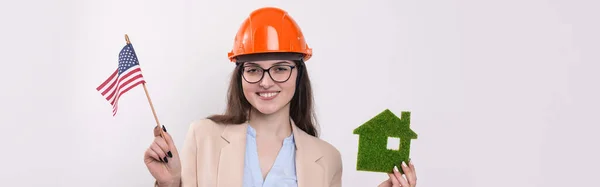 Une Fille Dans Casque Construction Drapeau Américain Tient Une Maison — Photo