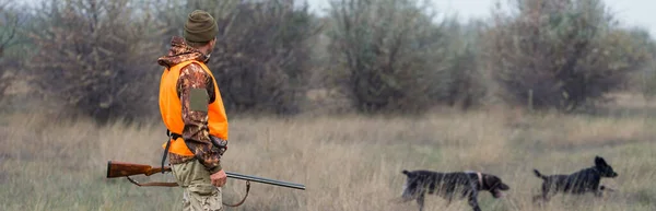 Avlanırken Vahşi Kuşları Hayvanlarını Arayan Kamuflajlı Silahlı Bir Avcı — Stok fotoğraf