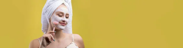 Yüzünde Beyaz Havluyla Kozmetik Maske Takan Bir Kız — Stok fotoğraf