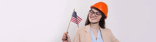 Una Chica Casco Construcción Una Bandera Americana Mantiene Feliz Sobre — Foto de Stock