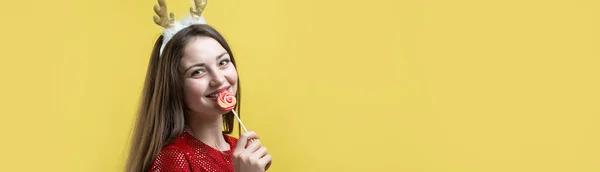 Uma Menina Vestido Vermelho Com Presente Contra Fundo Amarelo — Fotografia de Stock