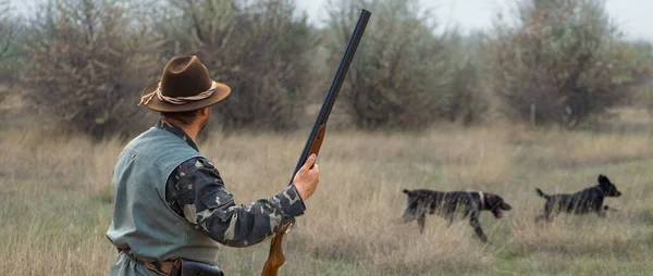 猎手在搜寻野鸟或猎物时带着枪进行伪装 — 图库照片