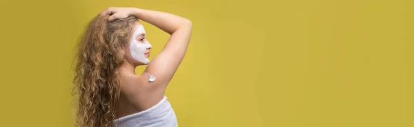 Κορίτσι Μια Καλλυντική Μάσκα Στο Πρόσωπό Της Μια Λευκή Πετσέτα — Φωτογραφία Αρχείου