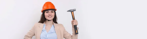 Chica Ingeniera Casco Construcción Naranja Con Martillo Sobre Fondo Blanco — Foto de Stock