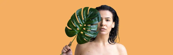 Kráska Žena Přírodním Zeleným Portrétem Palmového Listu Móda Krása Make — Stock fotografie